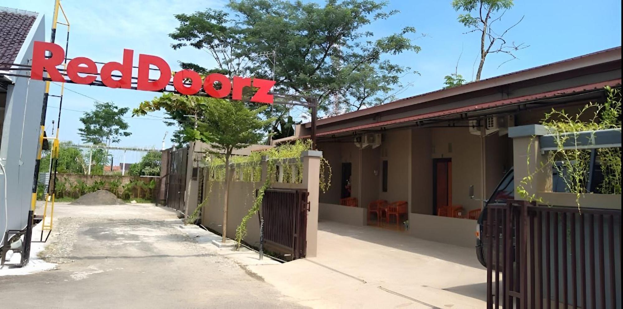 Hotel Reddoorz Syariah Near Exit Tol Pemalang Comal 2 Esterno foto